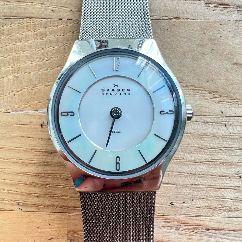 Skagen ladies mother of pearl silver tone metallic dress watch NEW BATTERY